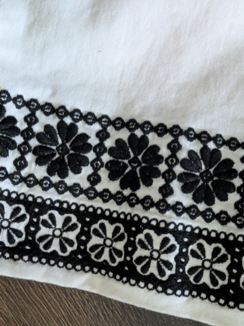 Ann Taylor Embroidered Boho Cropped Pants White Black Size 4 Cotton W Stretch - Picture 6 of 7